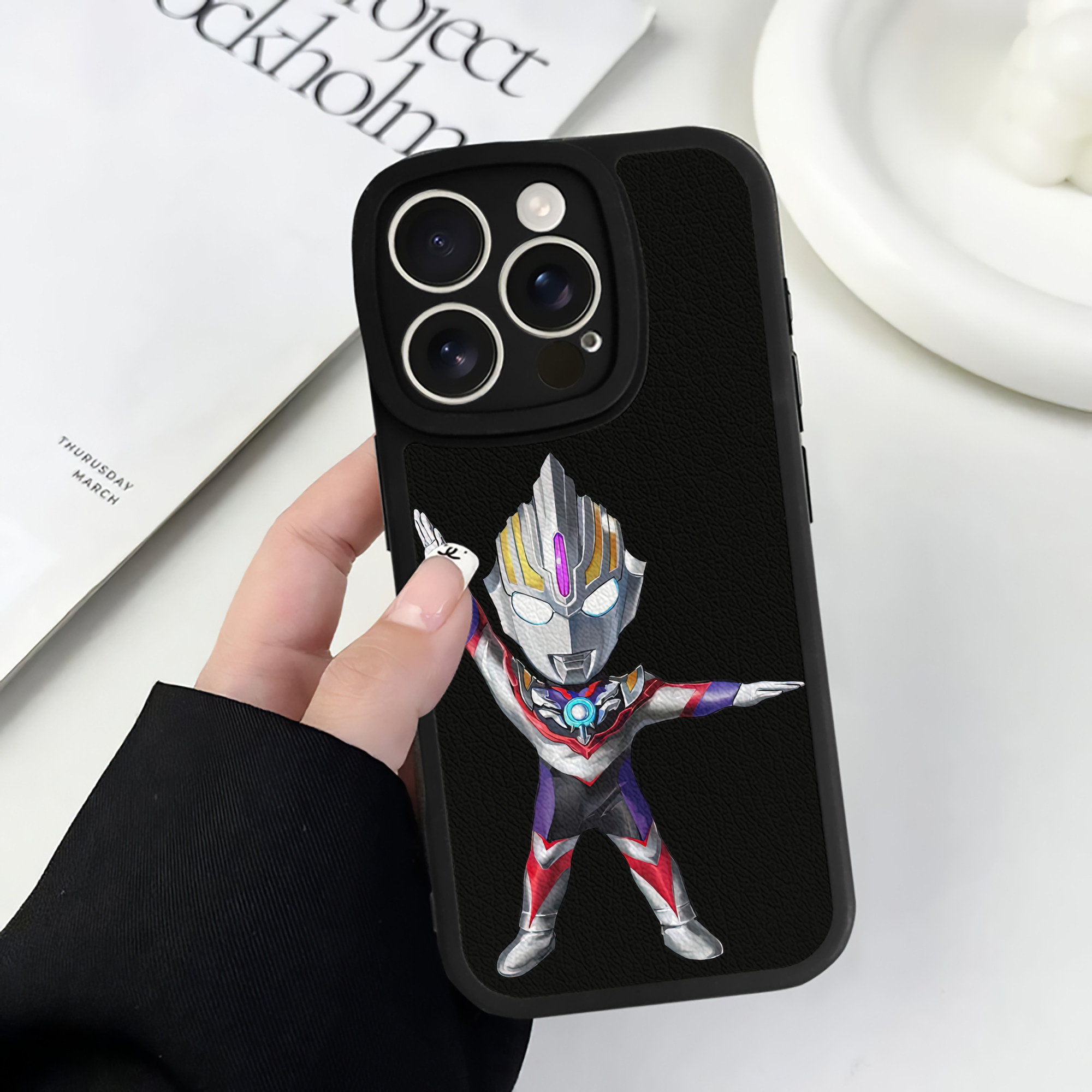 （画像用） ウルトラマン Ultraman 【iPhone 16シリーズ対応】シリコンスマホケース（レザー調） 材質：シリコン